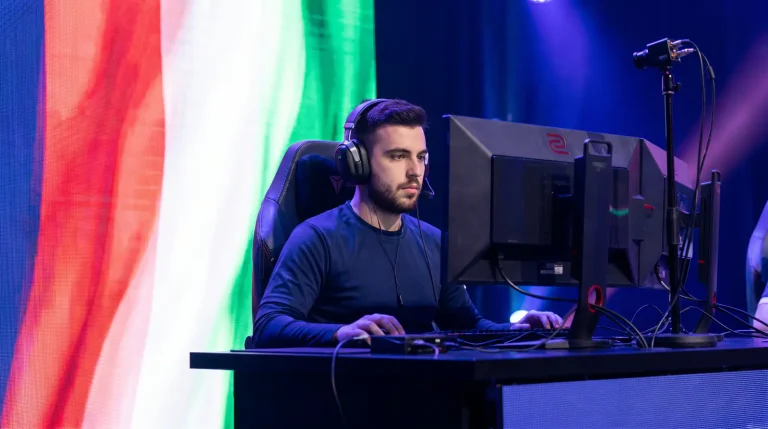 Български Dota 2 играч на голяма eSports сцена с национален фон